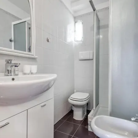 Lovely In With Kitchen Apartment *